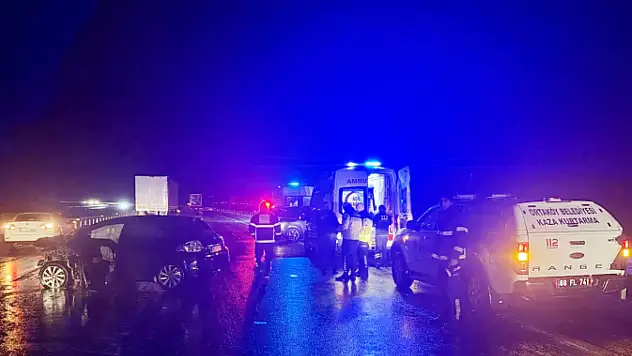 Yağışlar nedeniyle kayganlaşan yolda 2 otomobil çarpıştı: 5 kişi yaralandı