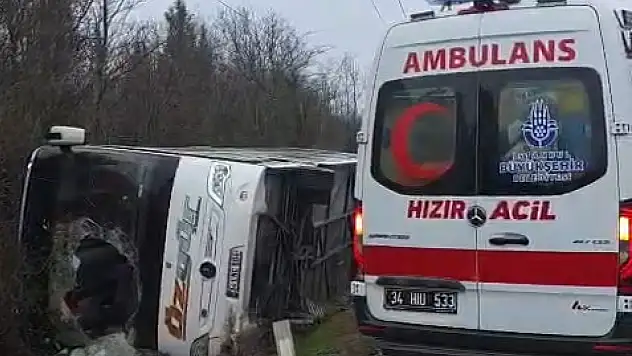 Yağışlı yol kazaya neden oldu: Polisleri taşıyan midibüs devrildi, 3 polis yaralı