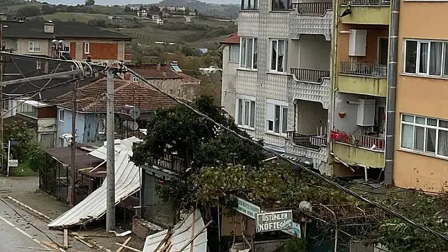 Yalova'da fırtınanın savurduğu çatı parçaları 2 kişiyi yaraladı