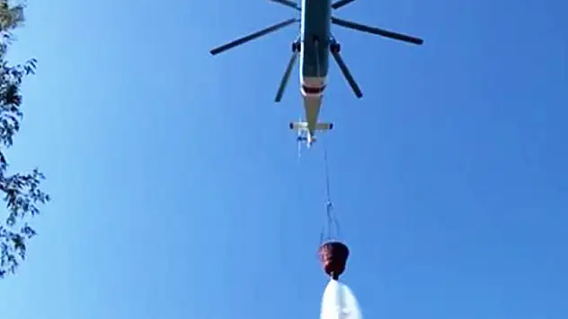 Yangını görüntülemeye çalışan muhabirlerin zor anları