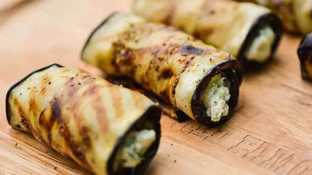 Yaz sofralarının yıldızı: Kıymalı patlıcan sarma tarifi