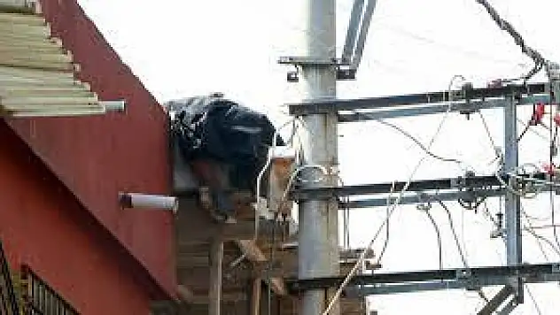 Yer Konya: Önce elektrik akımına kapıldı! Sonra çatıdan düştü!Yaşamını yitirdi!