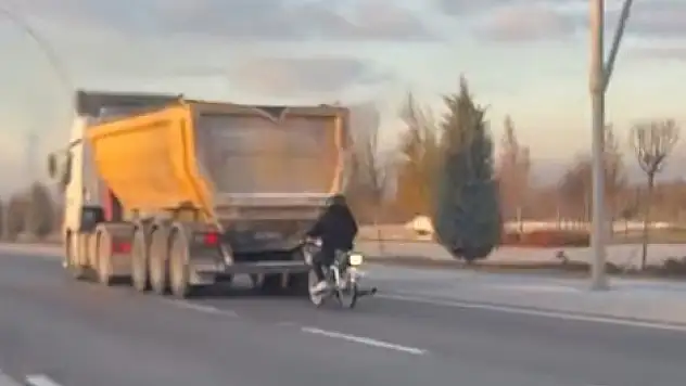 Yer Konya! Tehlikeli motosiklet yolculuğu yürekleri ağza getirdi