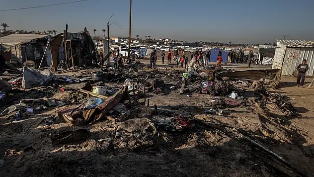 Yerinden edilen Filistinlilerin sığındığı çadırlar hedef alındı