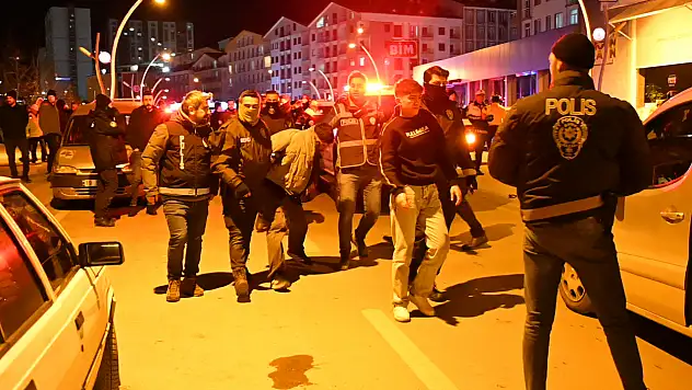 Yılbaşı eğlencesi kavgaya dönüştü: Müdahale eden polis bıçaklandı