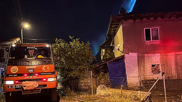 Yıldırım düşen evin çatısında yangın çıktı
