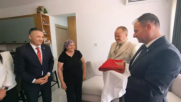 Yırtıkları zaferin izleri oldu! Aynur Teyze 36 yıl sakladı, şimdi uzmanlar koruyacak