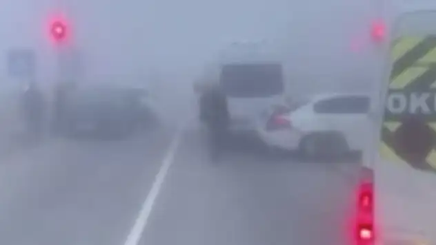 Yoğun sisi kazaya neden oldu: 4 aracın karıştığı zincirleme trafik kazası!