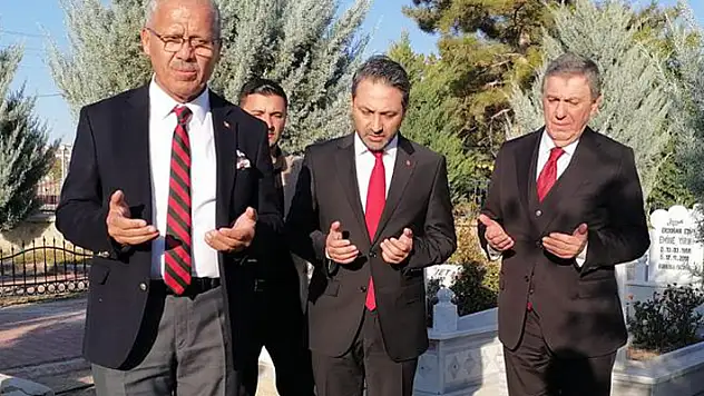 Yol arkadaşının kabrini ziyaret etti