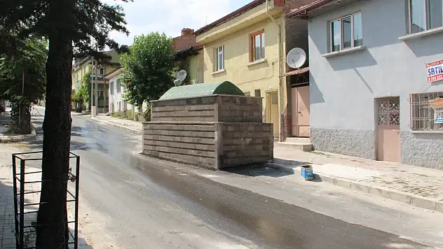 Yol ortasında bulunan türbesi görenleri hayrete düşürüyor: Eserinin bir nüshası da Konya'da bulunuyor!