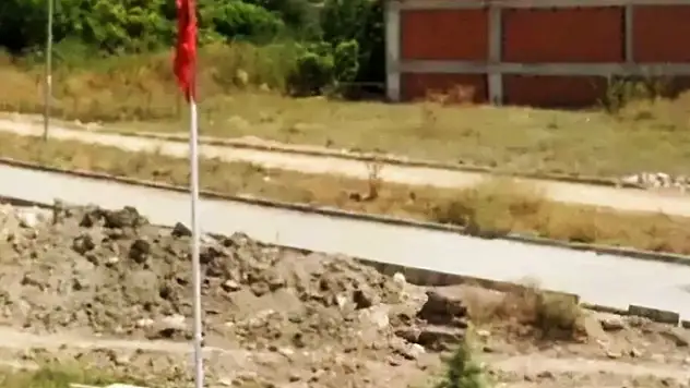 Yol ortasında kalan şehit mezarları taşındı