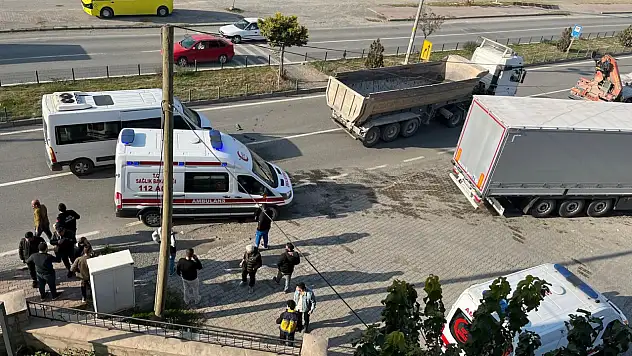 Yolcu indiren TIR, zincirleme kazaya neden oldu! 7 polis memuru yaralandı