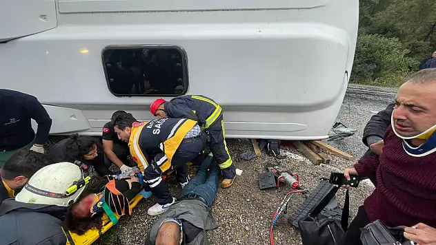 Yolcu midibüsü devrildi: 6 yaralı