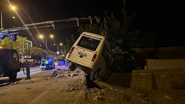 Yolcu minibüsü bahçe duvarında asılı kaldı