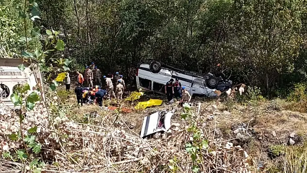 Yolcu minibüsü bariyerleri aşıp uçuruma yuvarlandı! Ölü ve yaralılar var