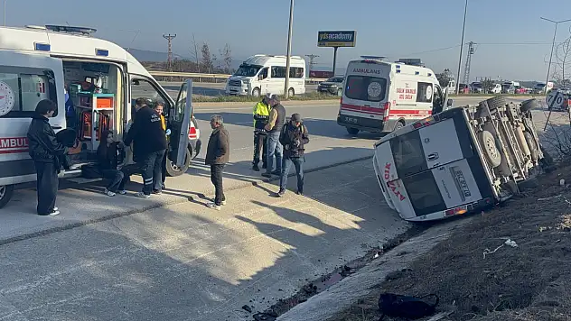 Yolcu minibüsü devrildi: Çok sayıda yaralı var!
