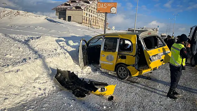 Yolcu minibüsü ile taksi çarpıştı: Çok sayıda yaralı var