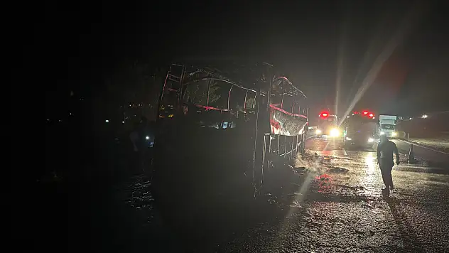 Yolcu otobüsü alevlere teslim oldu: Kullanılmaz hale geldi!