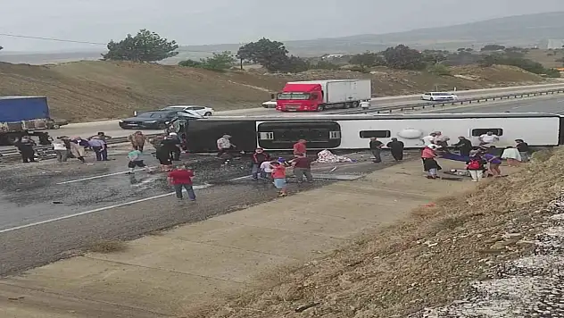 Yolcu otobüsü devrildi: 10 kişi yaralandı