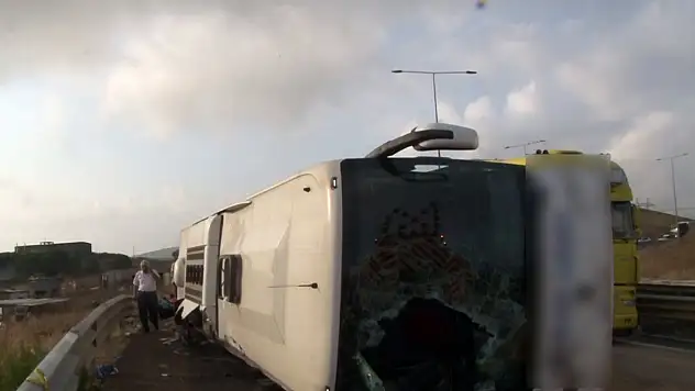 Yolcu otobüsü devrildi: 3 ölü, 20 yaralı