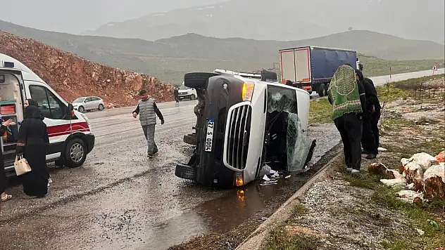 Yolcu otobüsü devrildi: 4 ölü, çok sayıda yaralı