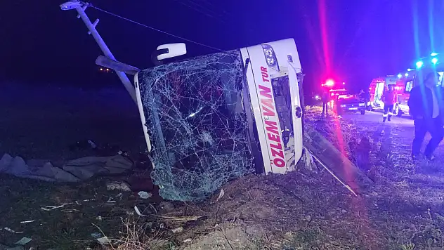 Yolcu otobüsü devrildi: Çok sayıda yaralı var!