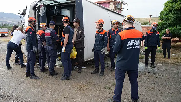 Yolcu otobüsü devrildi: Çok sayıda yaralı var!
