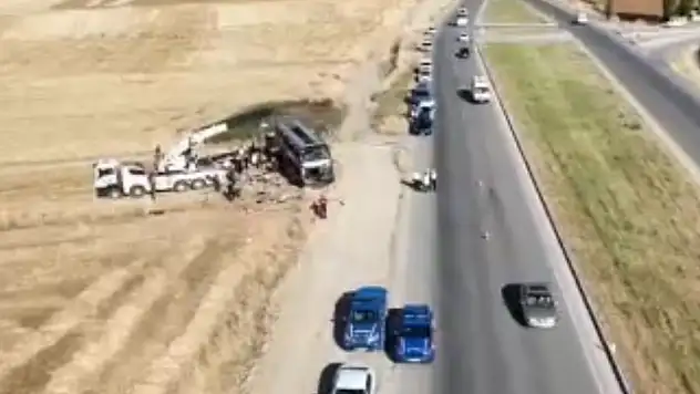 Yolcu otobüsü devrildi: Çok sayıda yaralı var!
