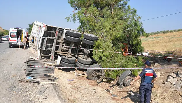 Yolcu otobüsü kamyona çarptı: 1 ölü, 7 yaralı