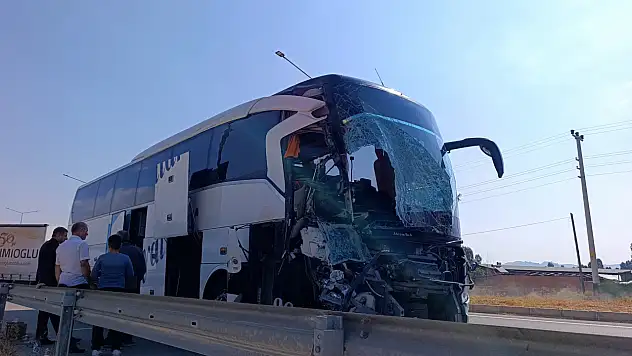 Yolcu otobüsü kamyonete çarptı: Ölü ve çok sayıda yaralı var