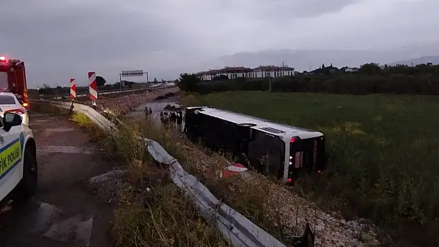 Yolcu otobüsü şarampole devrildi: 10 yaralı