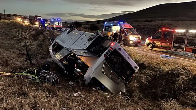 Yolcu otobüsü şarampole devrildi: 2 ölü, 21 yaralı!