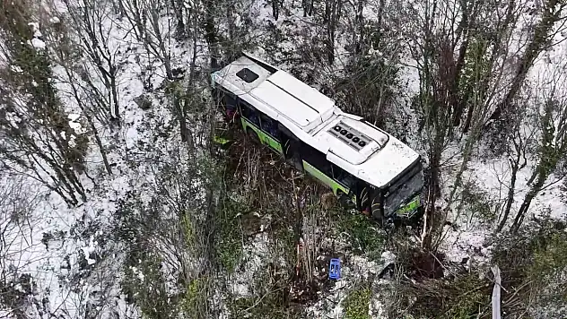 Yolcu otobüsü şarampole yuvarlandı: 22 yaralı