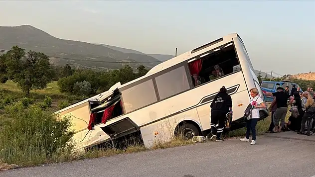 Yolcu ve tur otobüsü çarpıştı: 27 kişi yaralandı