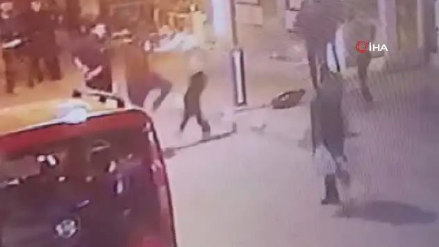 Yolda yürürken birden kavga etmeye başladılar