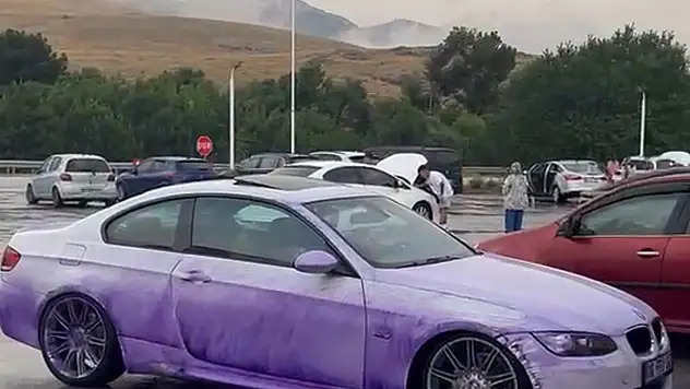Yollar mora boyandı! Araçlar da nasibini aldı