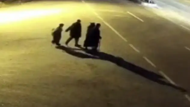 Yolun karşısına geçmeye çalışan yayalara otomobil çarptı: 3 ölü!