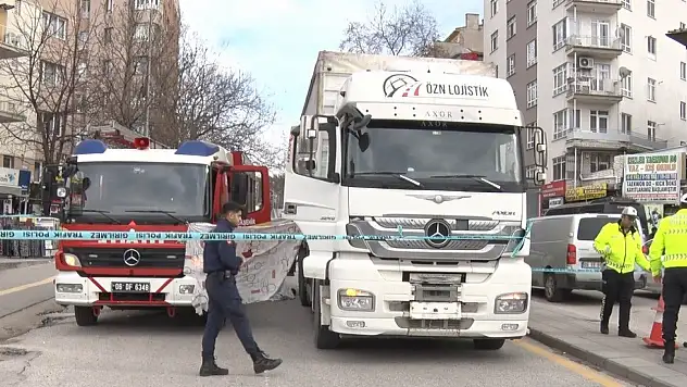 Yolun karşısına geçmeye çalışan yaşlı kadın TIR'ın altında kaldı