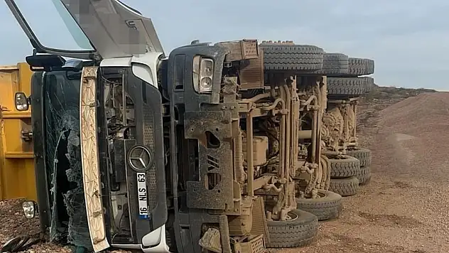 Yük boşaltan kamyon devrildi: 1 yaralı