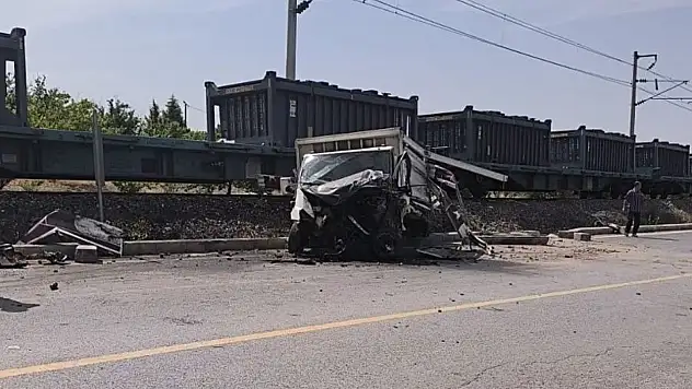 Yük treni pikapla çarpıştı