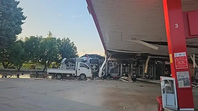Yüklü TIR akaryakıt istasyonuna daldı: 1 kişi hayatını kaybetti