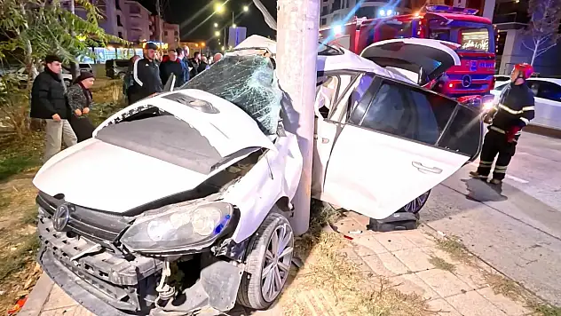 Yürekler ağızlara geldi: Otomobil direğe saplandı, 2 kişi ağır yaralandı