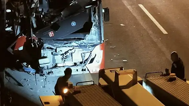 Yürekler ağza geldi: Otobüs kazasında 24 kişi yaralandı