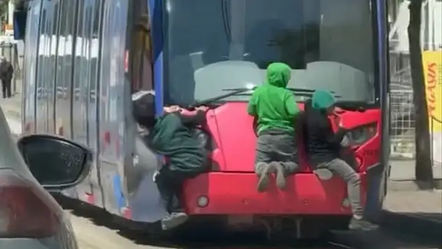 Yürekleri ağza getiren anlar: Tramvayın arkasında metrelerce ilerlediler
