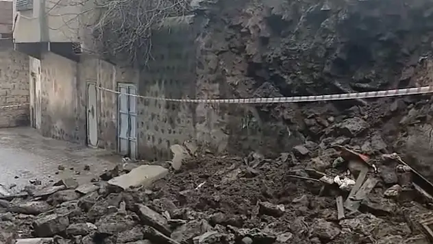 Yürekleri ağza getiren olay! 2 çocuk saniyelerle kurtuldu