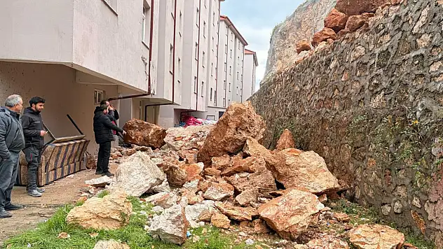 Yuvarlanan kayaların tehdit ettiği bina tahliye edildi