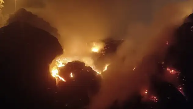 Yüzlerce ton saman yığını küle döndü