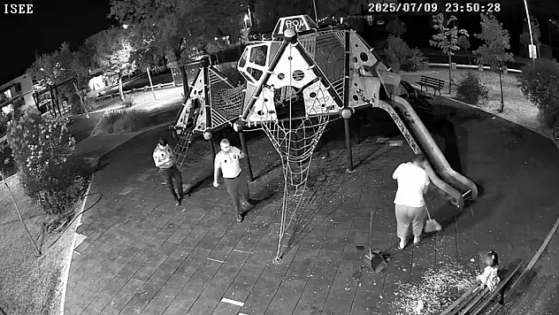 Zabıta ekipleri çevreyi kirleten vatandaşları uyararak parkı temizletti