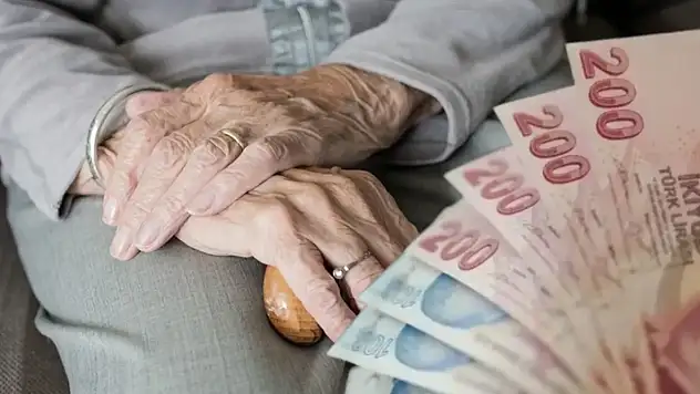 Zamlı maaşlar hesaplara yatırılıyor! Emekliler bu habere dikkat!