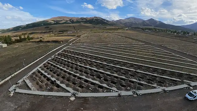 Zemheri soğukları için şimdiden kazdılar! Ölen yok ama yüzlerce mezar hazır